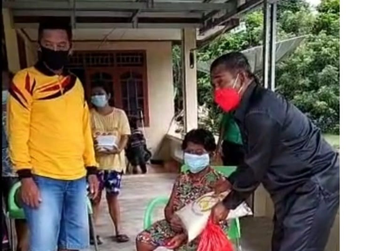 Ketua DPRD Bangka bagikan ratusan paket sembako (Video)