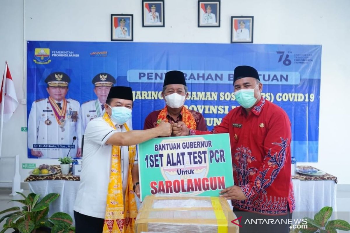 Pemprov Jambi serahkan  bantuan alat tes PCR percepat pelacakan COVID-19