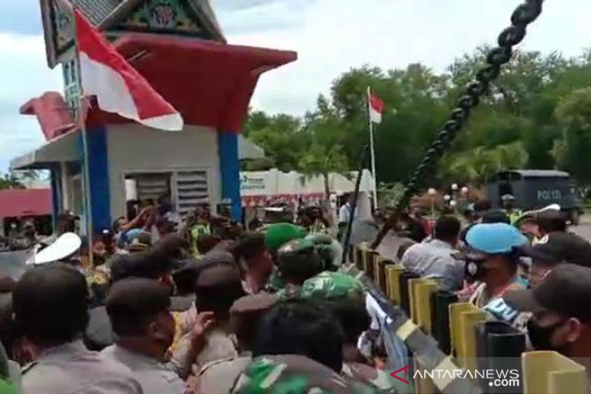 Unjuk rasa warga lingkungan PT PAG berlangsung ricuh