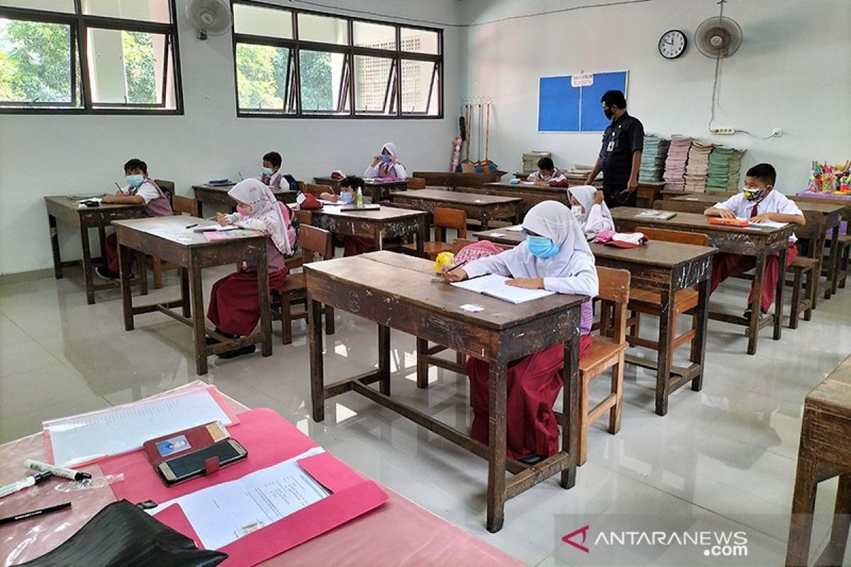 Pemkot Jakbar pastikan vaksinasi di sekolah dan PTM beriringan