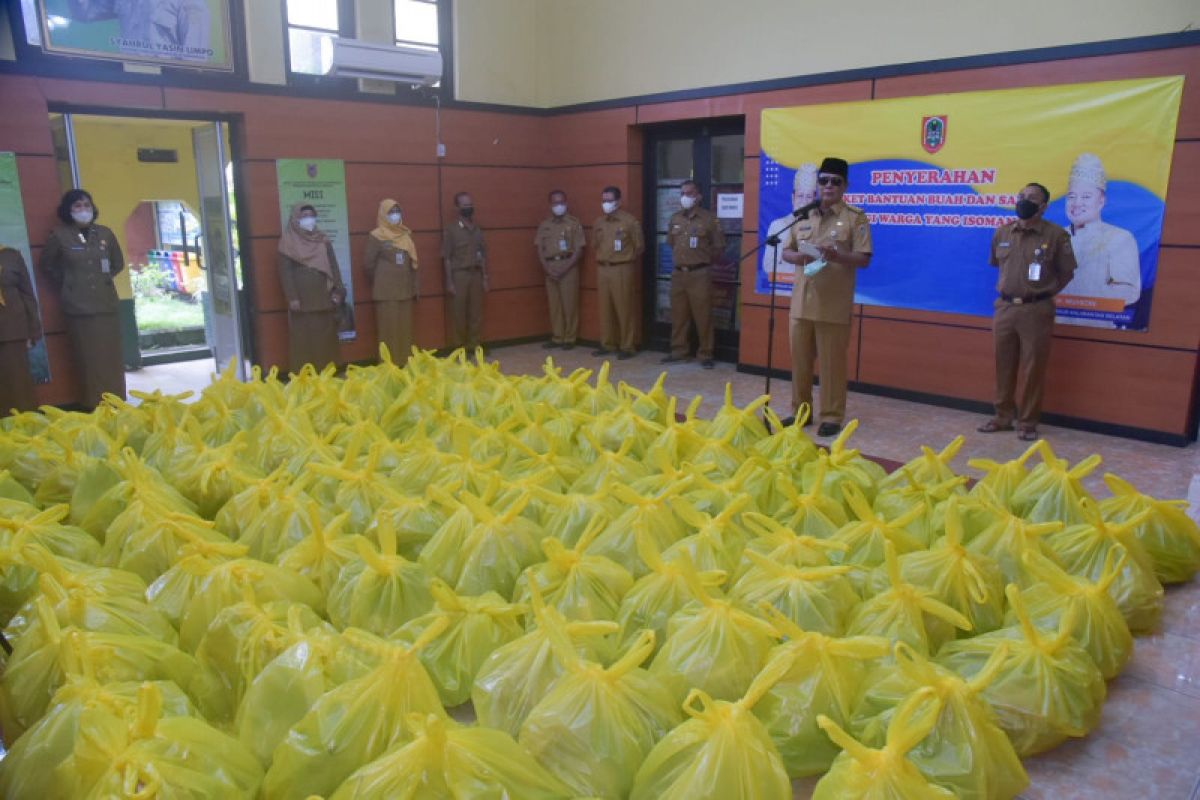 Pemprov Kalsel distribusikan ratusan paket sayur dan buah untuk warga isoman