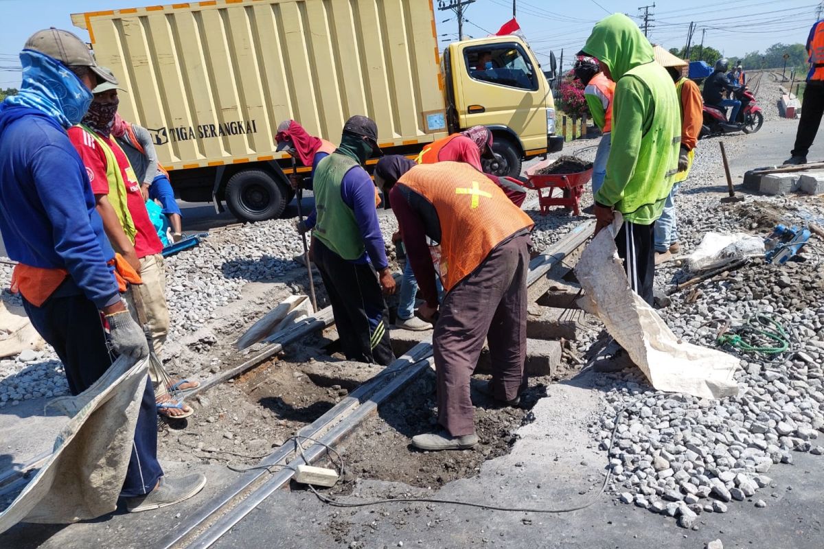 KAI perbaiki perlintasan kereta di Mengkreng - Kabupaten Kediri