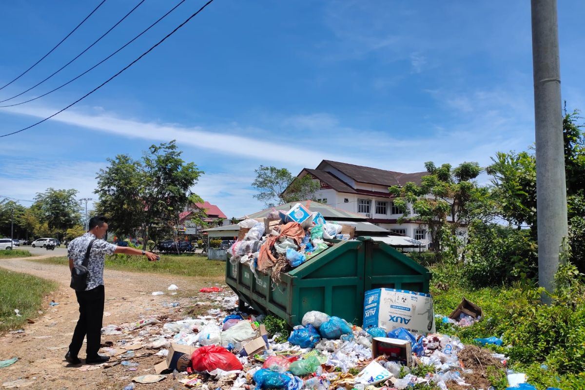 Dampak pemblokiran jalan, sampah mulai menumpuk di seputaran kota Calang