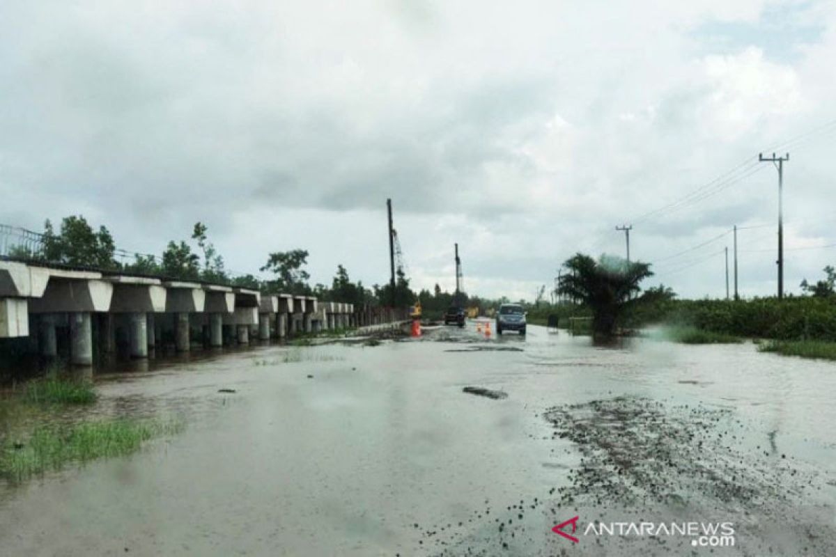 Banjir genangi satu kilometer  ruas jalan Trans Kalimantan