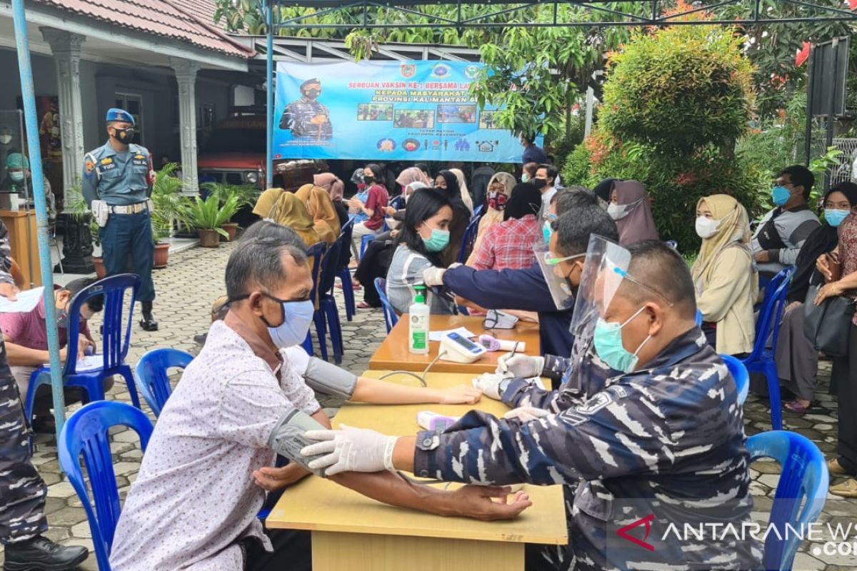 Navy vaccinates 10,327 South Kalimantan coastal residents