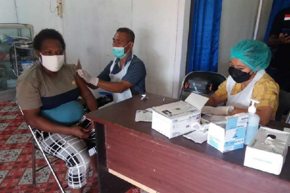 Aparat TNI bantu percepatan vaksinasi warga di perbatasan Boven Digoel