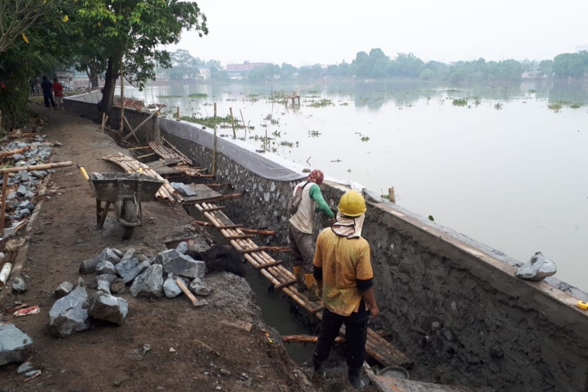 Sempat ambruk, turap situ di Kabupaten  Tangerang kembali dibangun