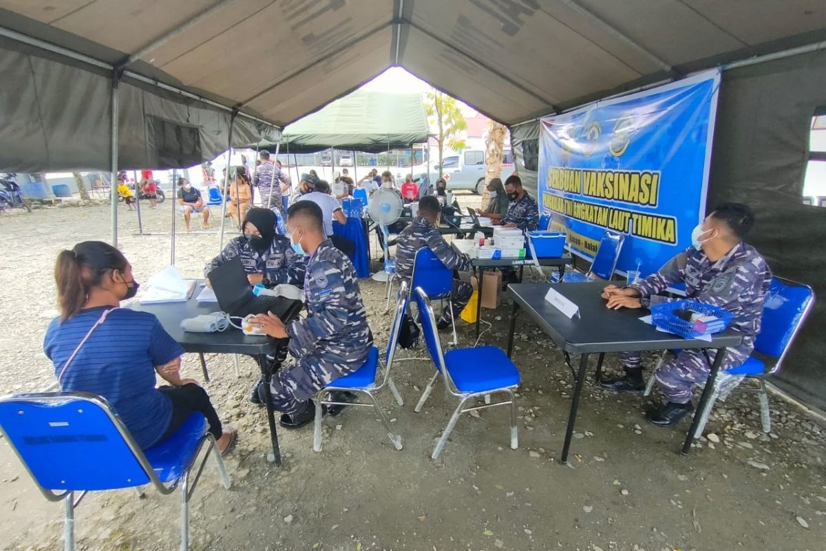 TNI AL vaksinasi 140 warga di Timika Papua