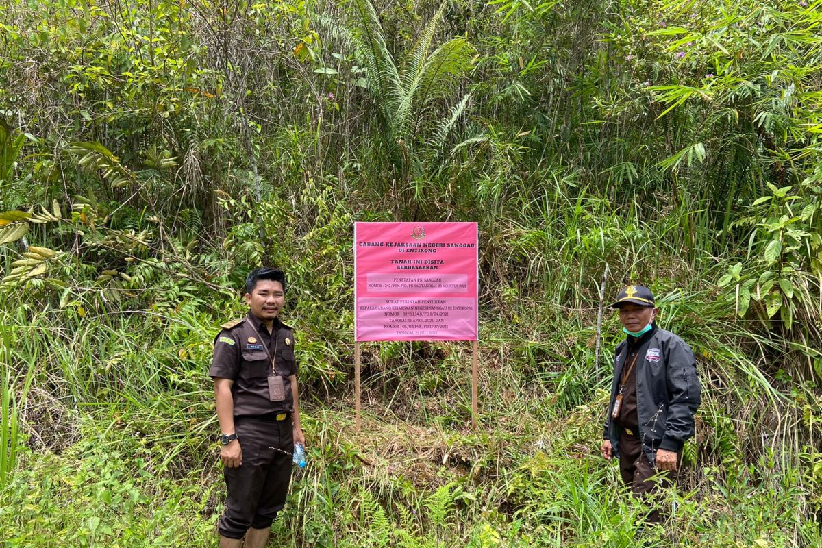 Kejari Cabang Entikong sita tanah tersangka korupsi mantan kades