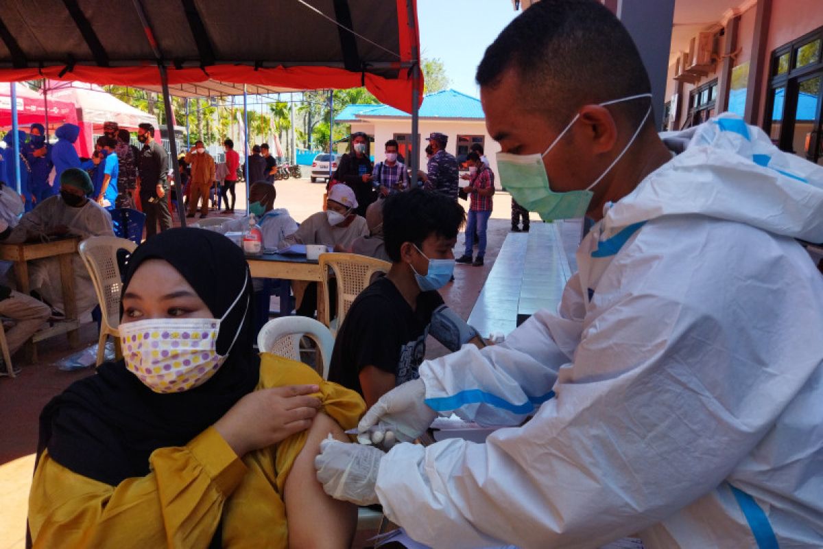 TNI AL Labuan Bajo-NTT gelar serbuan vaksinasi 790 dosis