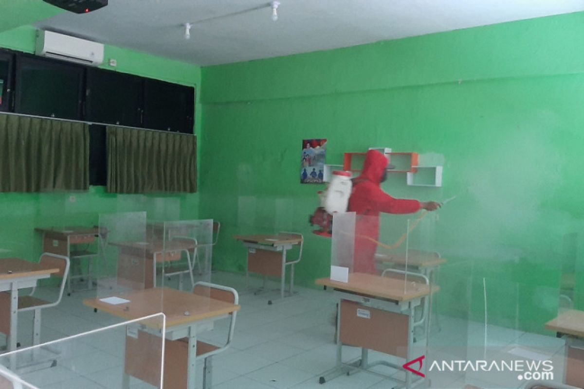 Sudin Gulkarmat lakukan penyemprotan disinfektan di SMAN 46 Jakarta