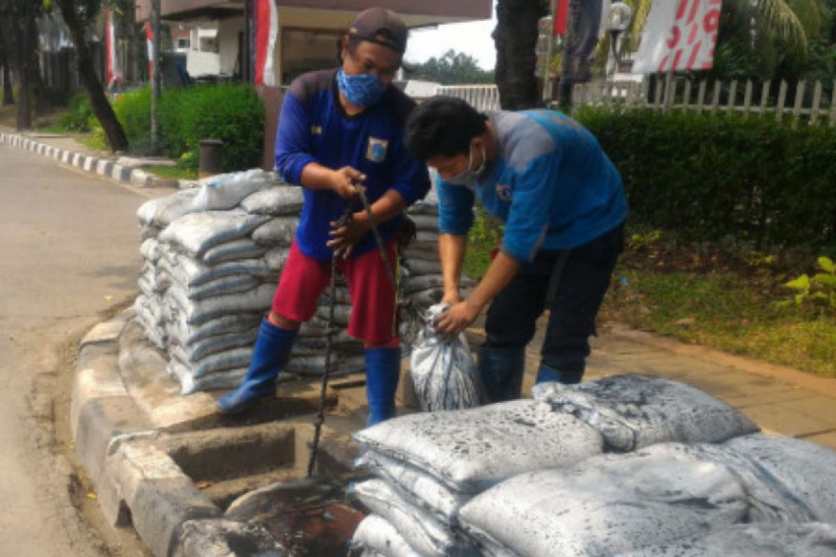 Sudin SDA Jaksel kuras saluran air di Jalan Gatot Subroto