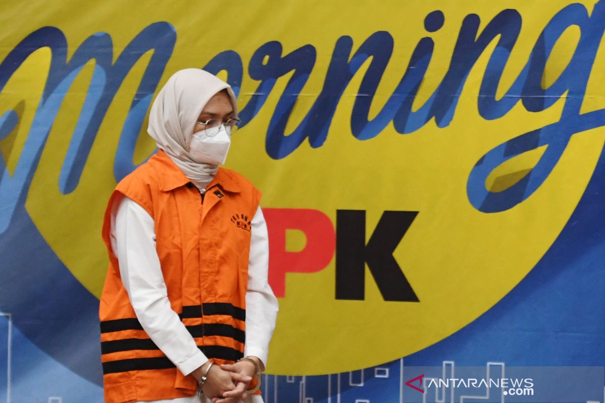 KPK menahan Bupati Probolinggo Puput Tantriana Sari