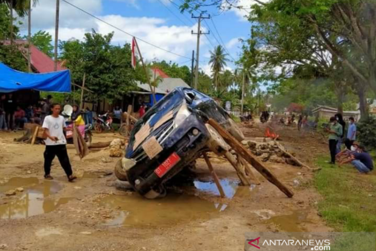 Polres Muna amankan tujuh kendaraan dinas yang disandera warga