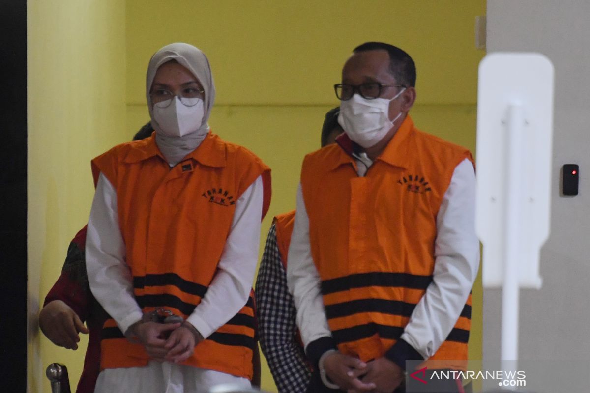 KPK  tetapkan Puput Tantriana dan suaminya tersangka kasus suap