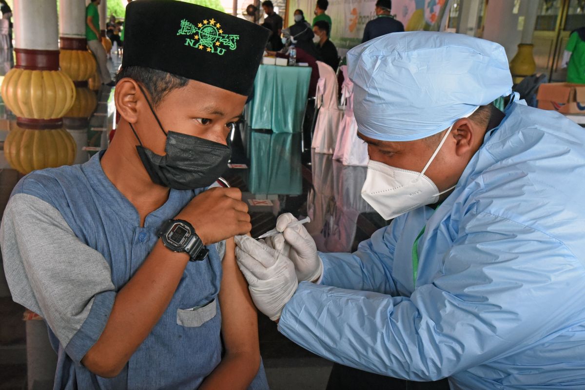 Kemarin, instruksi Mendagri terbaru hingga vaksinasi jutaan santri