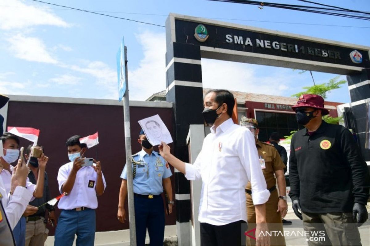 Presiden Joko Widodo perintahkan vaksinasi yang masif bagi pelajar dan santri