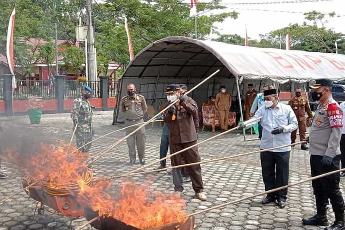 Kejari Simeulue musnahkan barang bukti tindak pidana