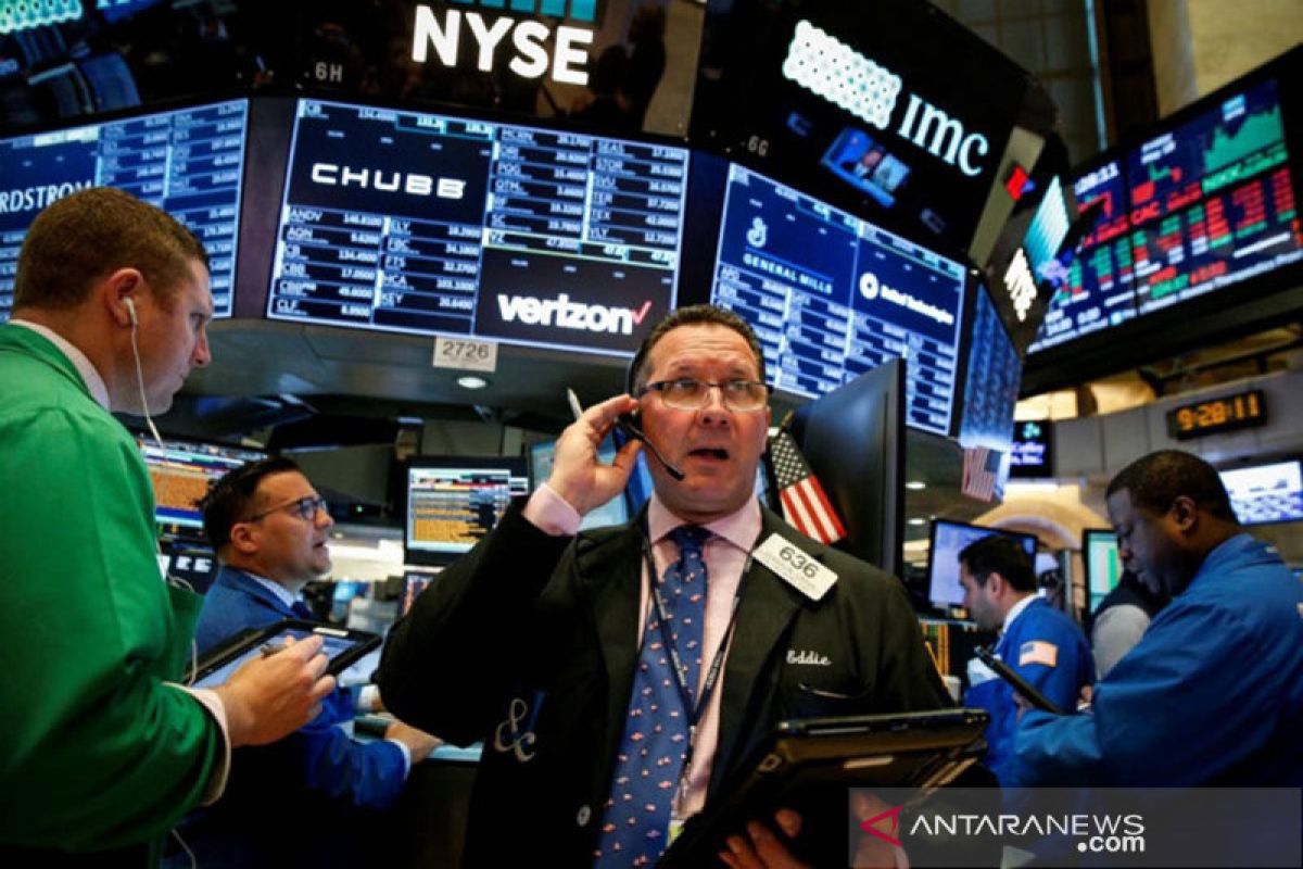Wall Street menguat ditopang lonjakan harga minyak dan data ekonomi