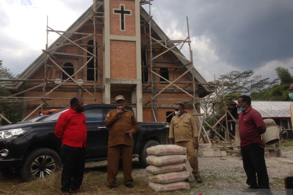 Pemkab Jayawijaya bantu semen pembangunan gedung gereja