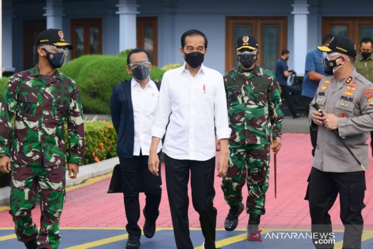 Presiden Joko Widodo tinjau pelaksanaan vaksinasi di Cirebon