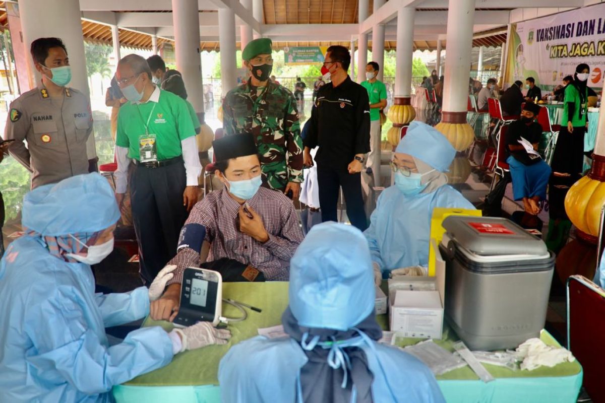 Polda Banten bersama Baznas gelar vaksinasi kyai dan santri
