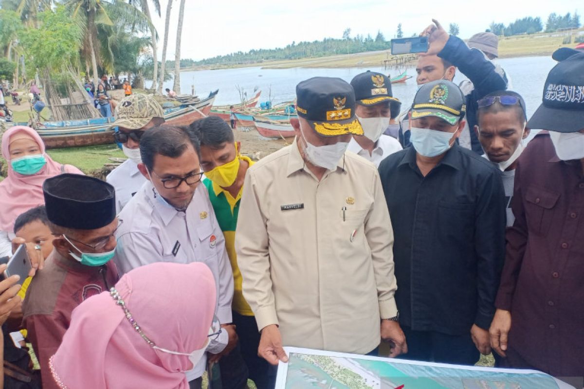 Abrasi pantai Sasak makin meluas, solusi ini ditawarkan Pemprov Sumbar untuk atasinya