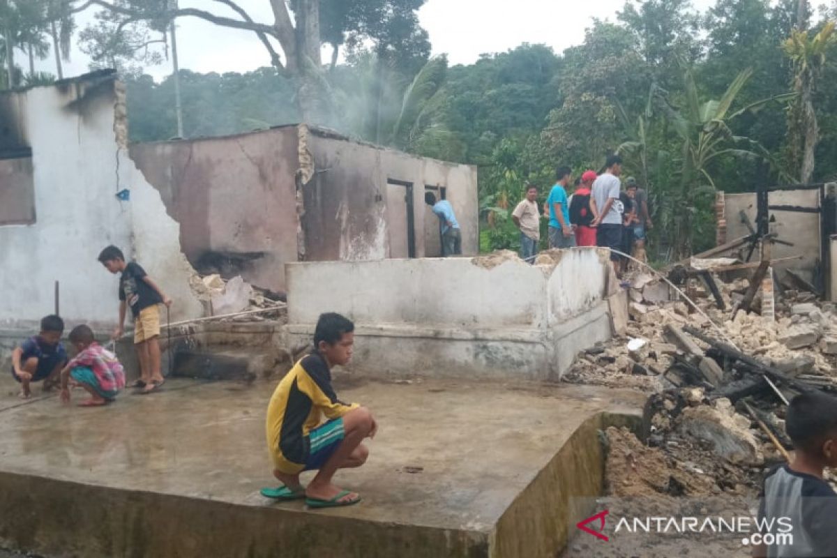 Diduga regilator tabung gas bocor, api hanguskan dua rumah beserta uang Rp25 juta di Agam