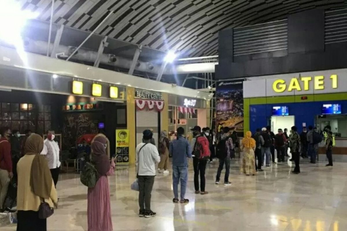 Aktivitas penerbangan di Bandara Hasanuddin pada Juli 2021 turun 66,48 persen