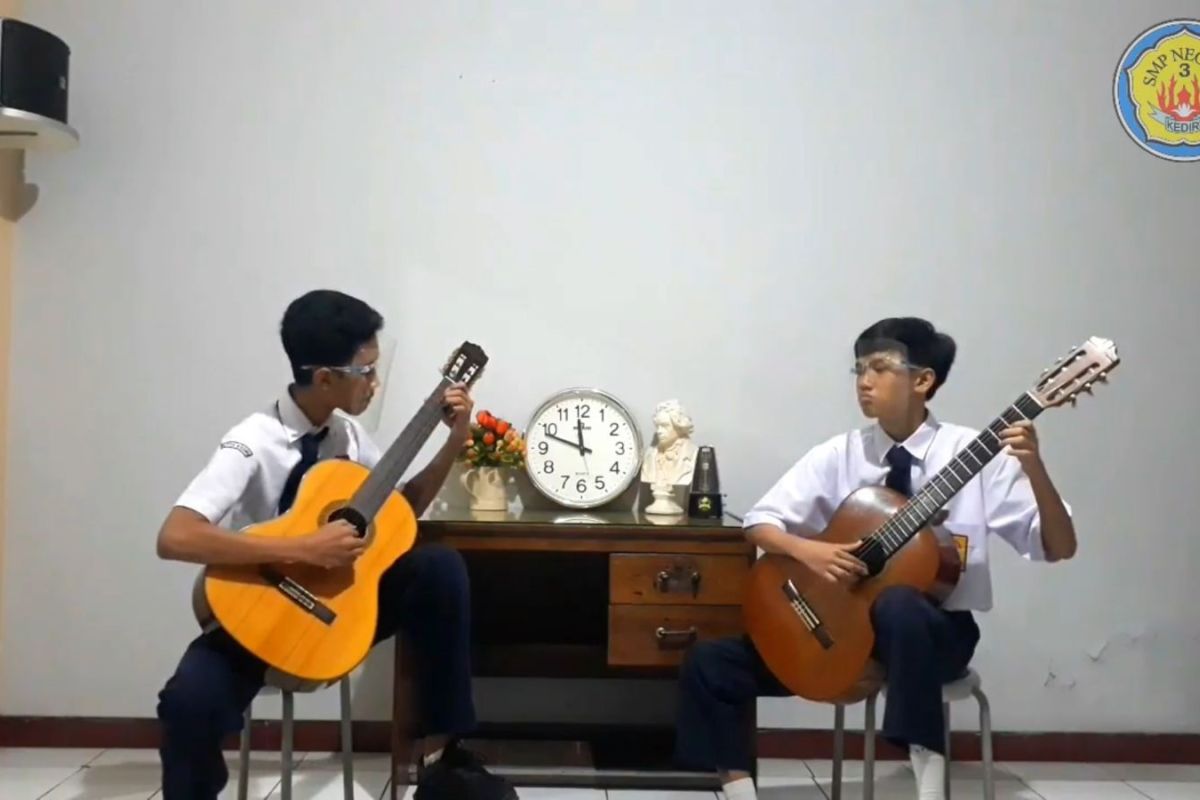 Duet gitaris muda Kota Kediri masuk ajang FLS2N 2021
