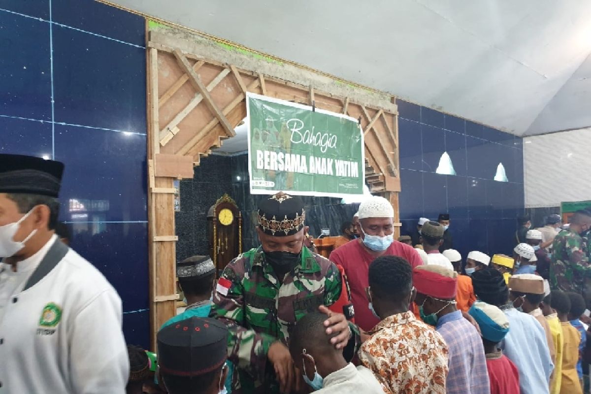 Satgas TNI beri santunan anak yatim di Walesi Papua