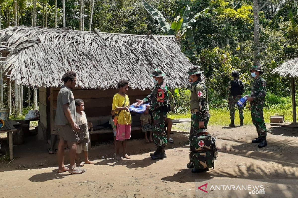 Satgas TNI Yonif 403 bagikan kelambu cegah malaria untuk warga perbatasan RI-PNG