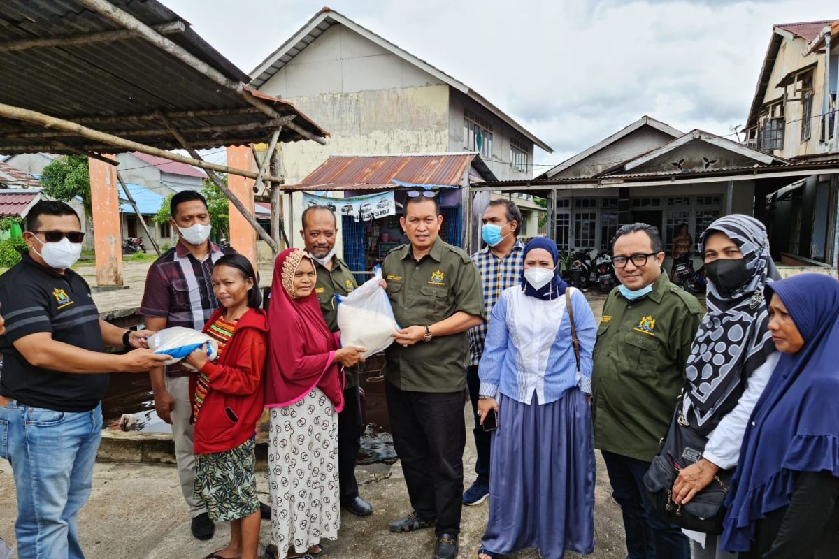 Kadin Kalbar bagikan 1.000 karung beras bagi masyarakat terdampak COVID-19