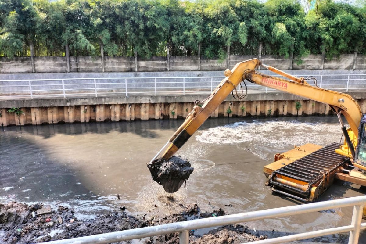 Pemkot Jakbar keruk lumpur di kali Grogol guna antisipasi banjir