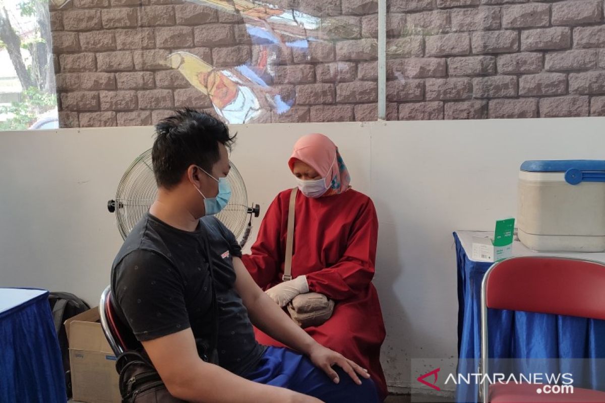Relawan Bodreks bersama jajaran Polrestabes Surabaya gelar vaksinasi untuk warga Rungkut
