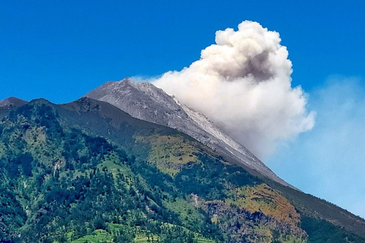 Awan panas guguran Gunung Merapi meluncur sejauh 2,5 km