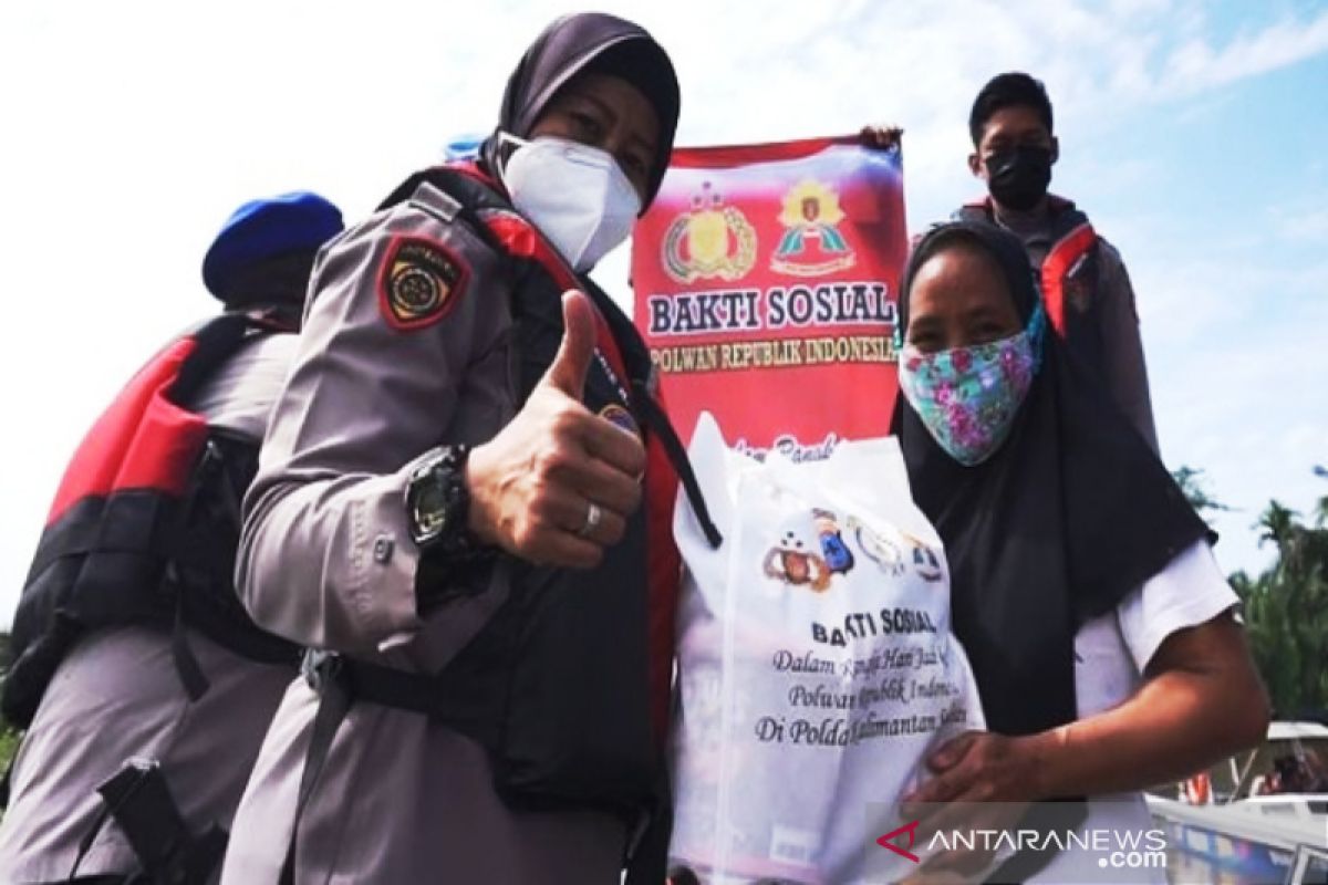 Polisi Wanita susur sungai bagikan sembako kepada warga terdampak COVID-19