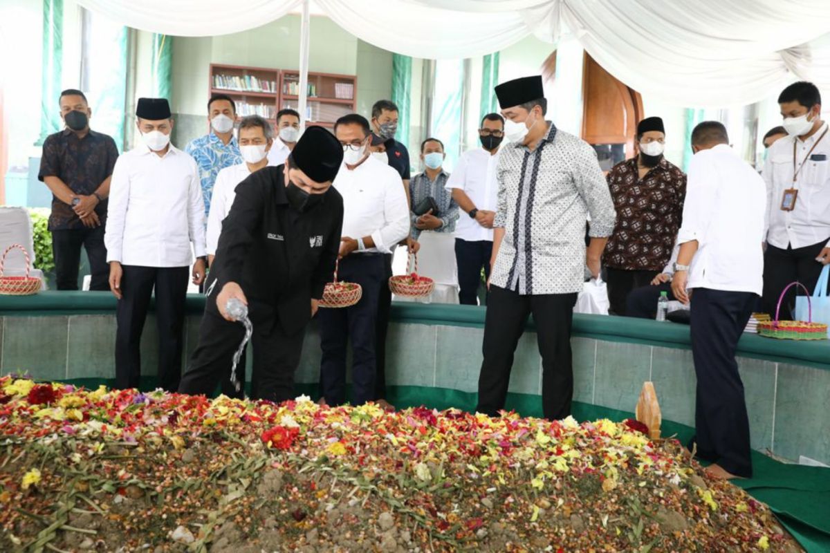 Menteri BUMN dan Mendag ziarah ke makam H Anif