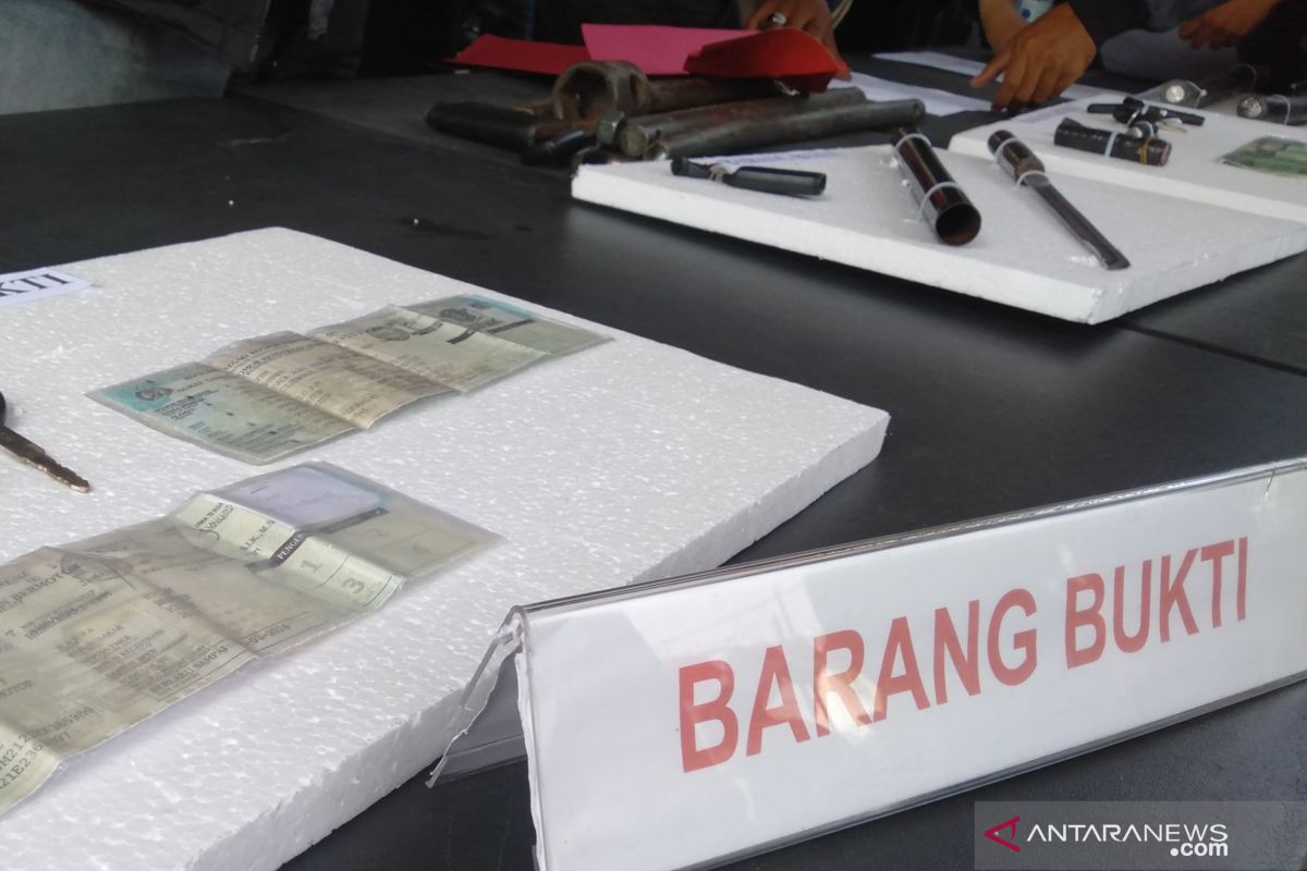 Polisi Karawang tangkap dua pencuri pembobolan apotek