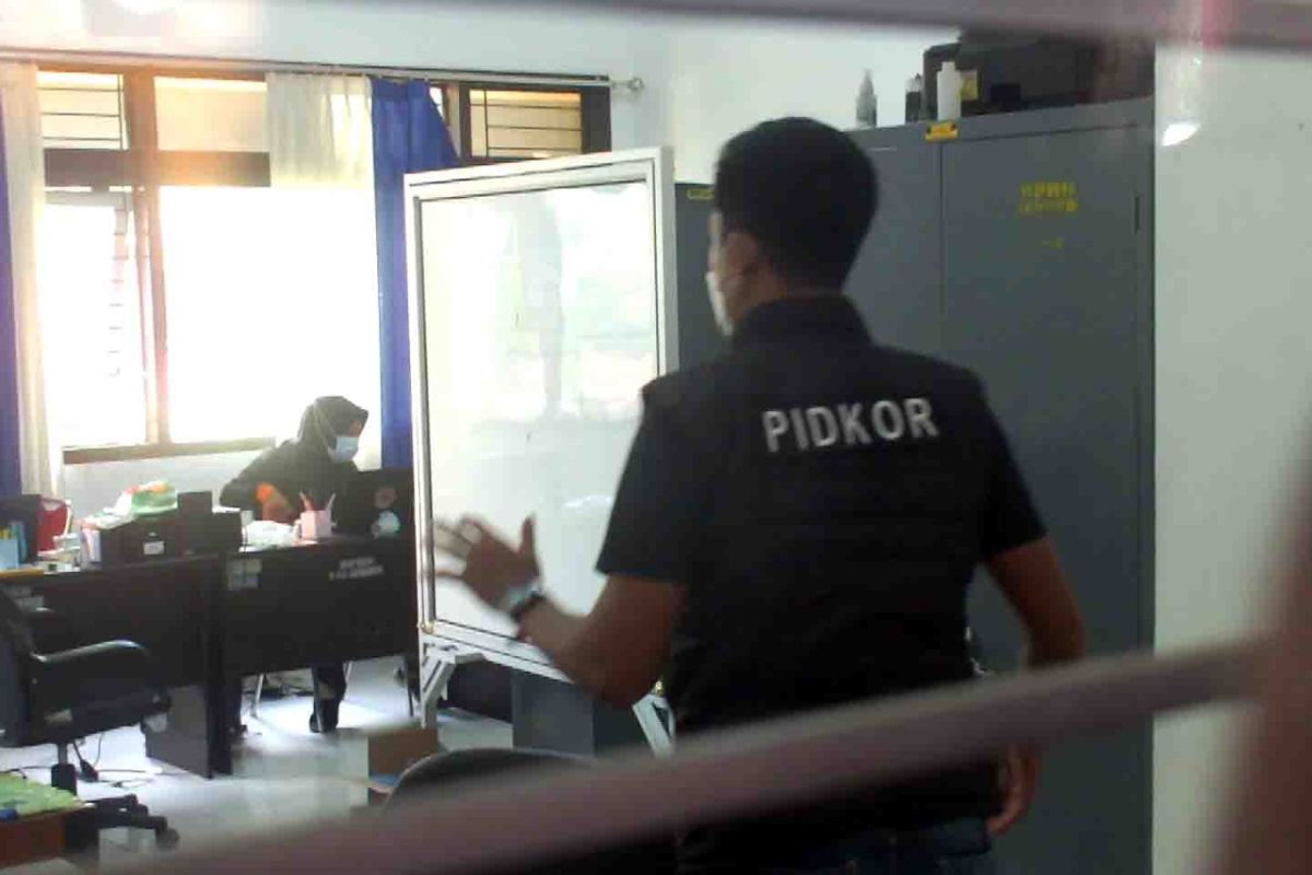 Polisi geledah Kantor BPBD Jember terkait honor pemakaman COVID-19