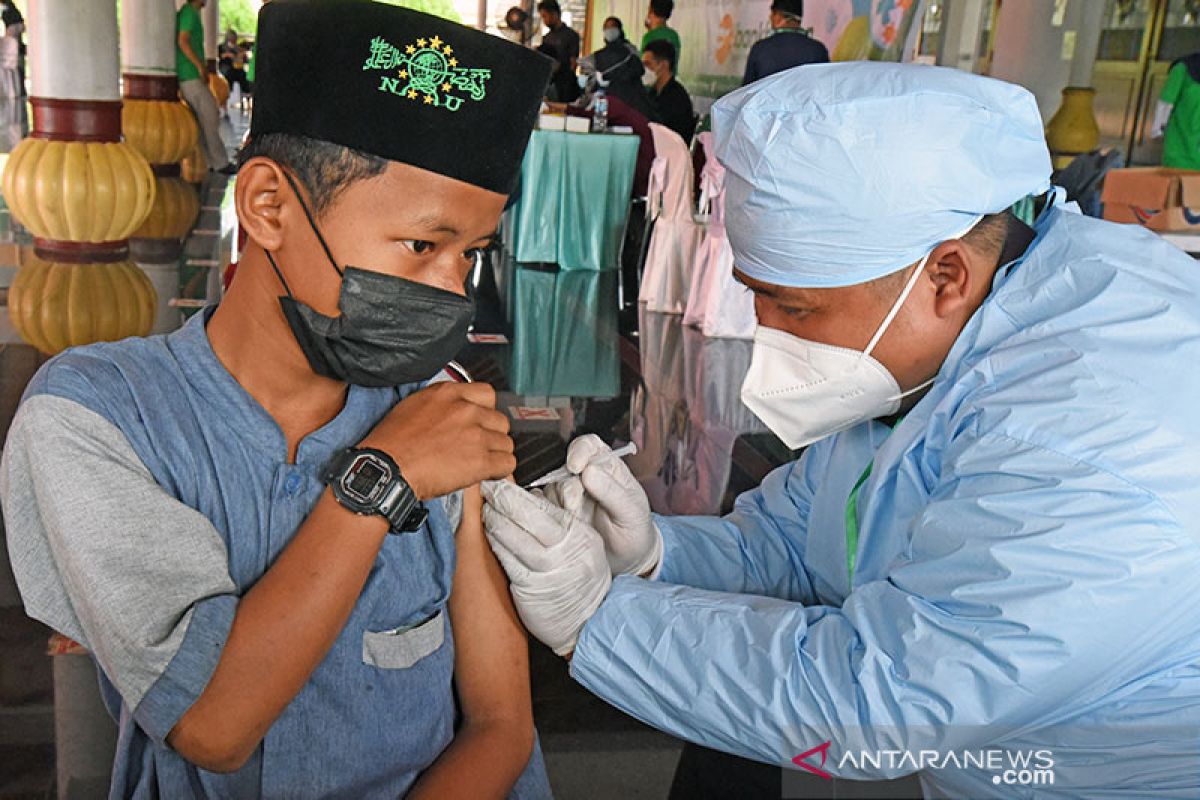 Menag pastikan vaksinasi bagi jutaan santri terus bergulir