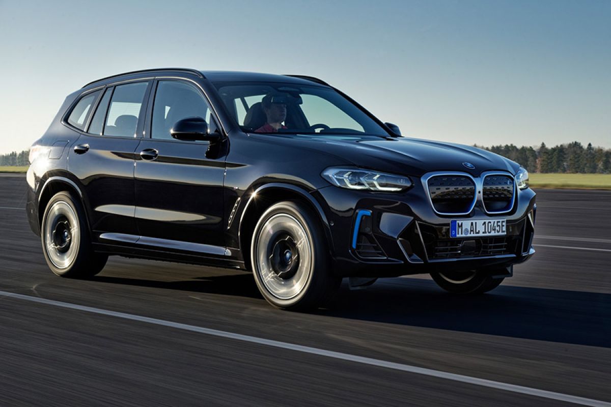 BMW iX3 debut di film  