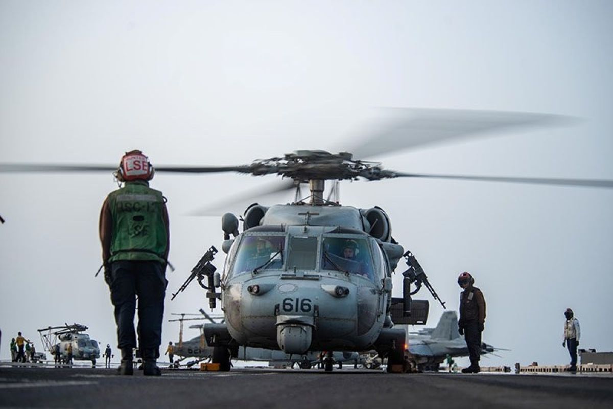 Helikopter militer Angkatan Laut AS jatuh