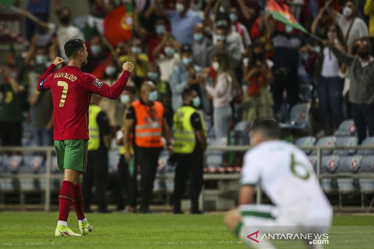 Cristiano Ronaldo pecahkan rekor gol internasional usai Portugal kalahkam Irlandia 2-1