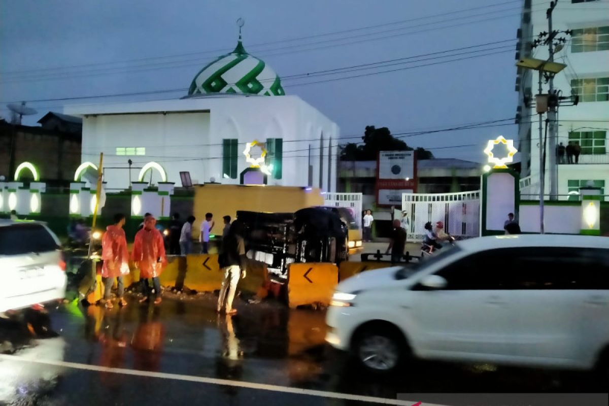 Mobil Innova itu terguling di jalan By Pass Bukittinggi, ini penyebabnya