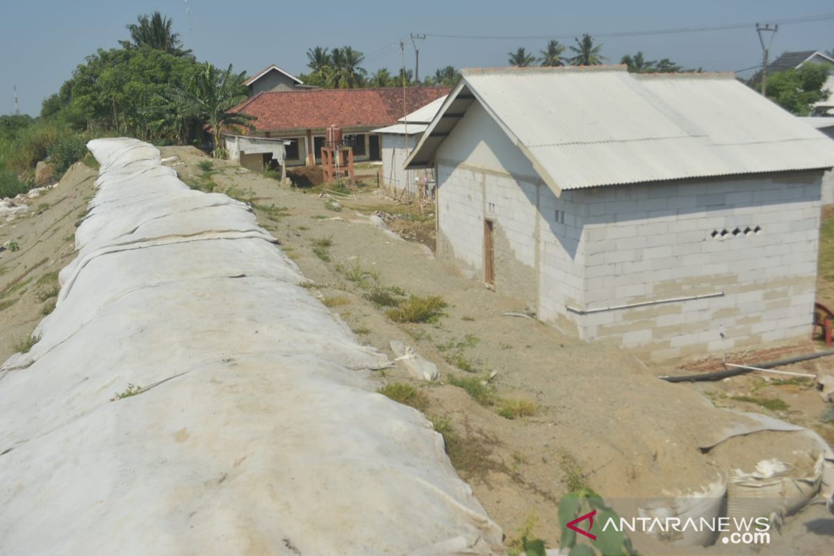 Menunggu perbaikan secara permanen Tanggul Sungai Citarum di Bekasi