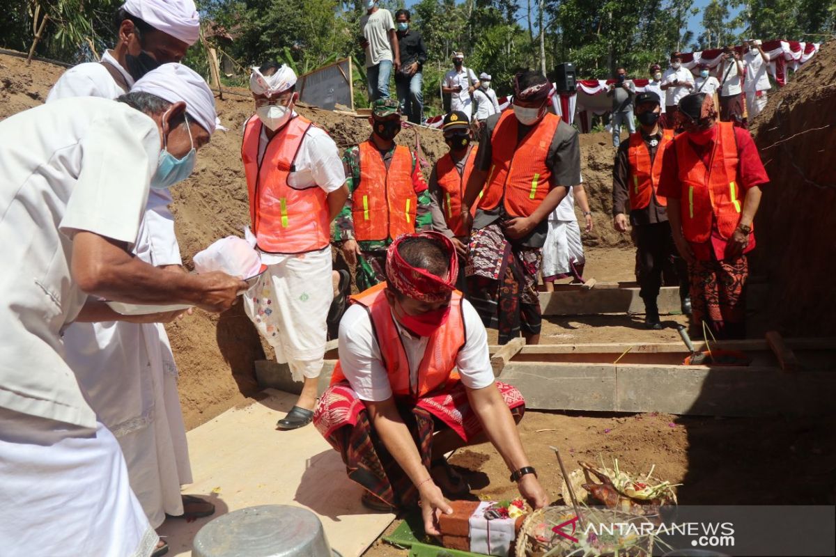 Bupati Karangasem letakkan batu pertama pembangunan SMPN 6 Abang