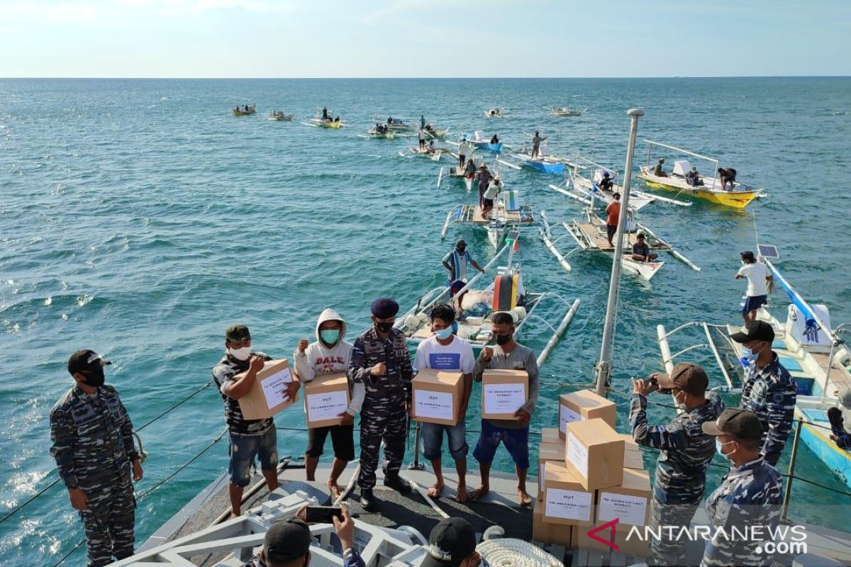 KRI Badau-841 distribusi paket sembako di Perairan Galesong Takalar