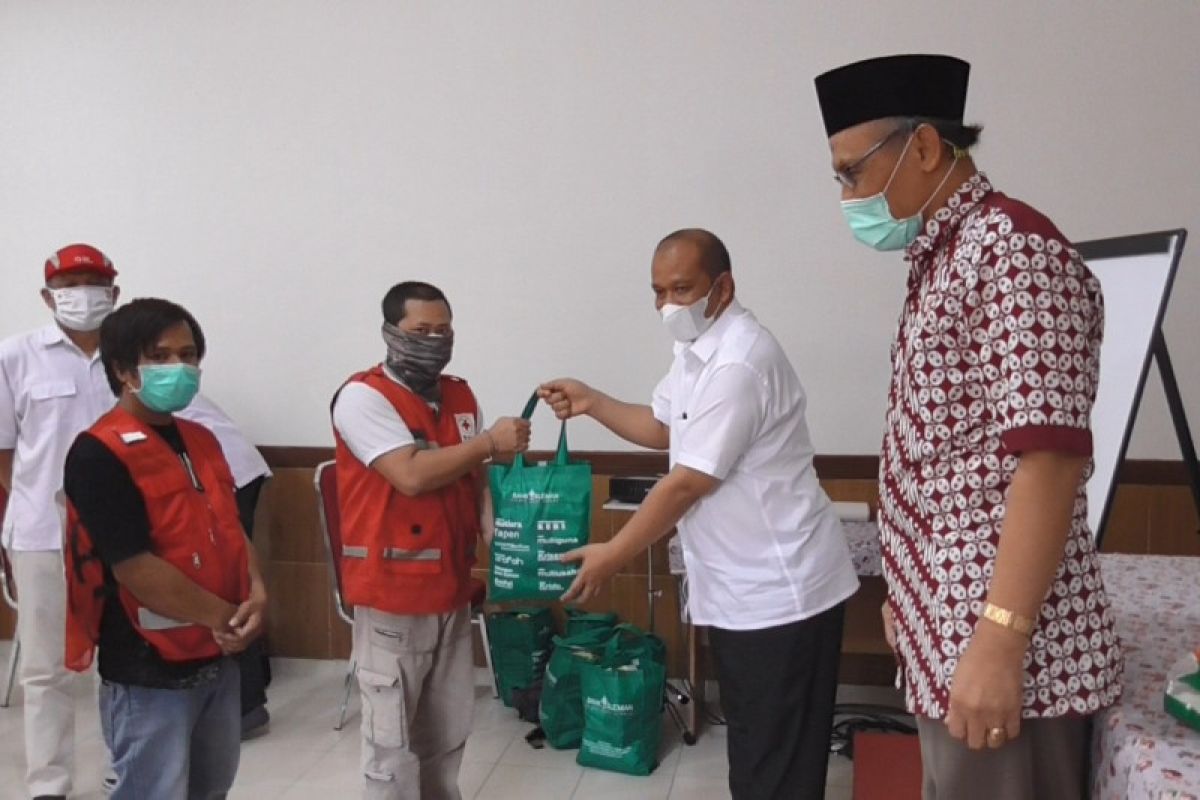 Bank Sleman memberi bantuan paket sembako relawan PMI