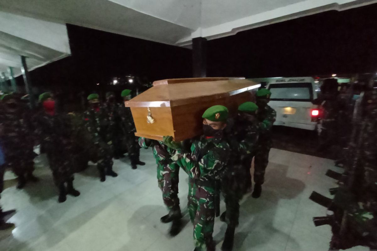 Empat jenazah TNI yang gugur  di Maybrat di evakuasi ke Sorong